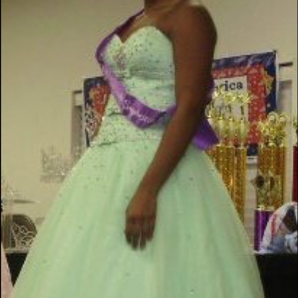 Tiffany Designs Prom/Pageant - Picture 4 of 5
